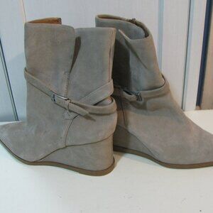 ** Santo Beige Tan Suede Boot 10M 10 NWOT Pointed Toe Zip Up Buckle Wedge Heel